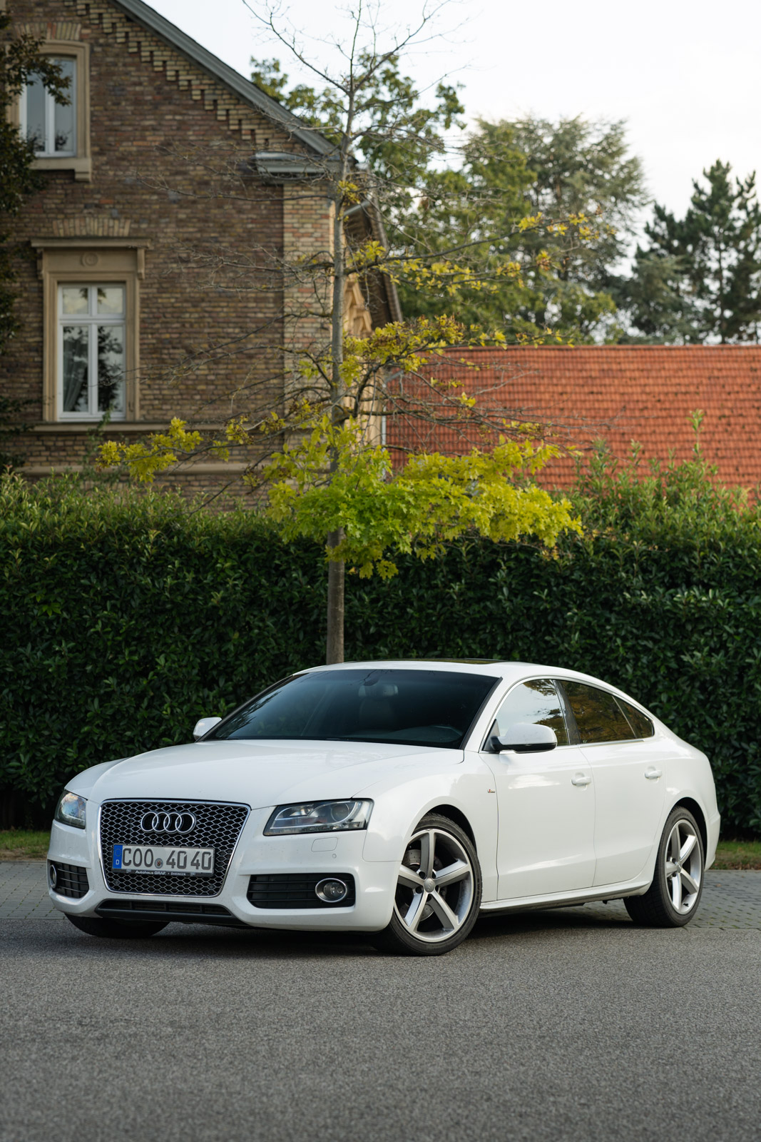 Weißer Audi A4 in Seitenansicht