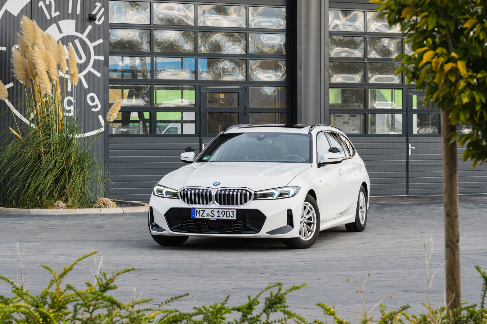 BMW Fahrschulwagen vor TÜV-Station