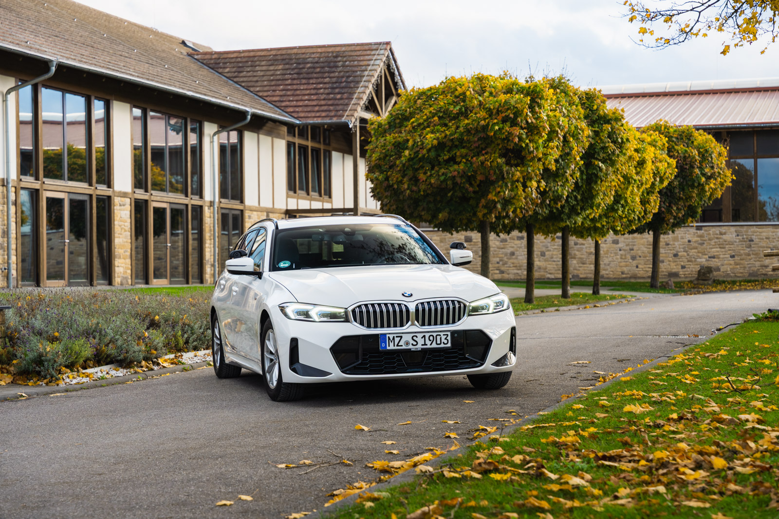 BMW vor rustikalem Landhaus