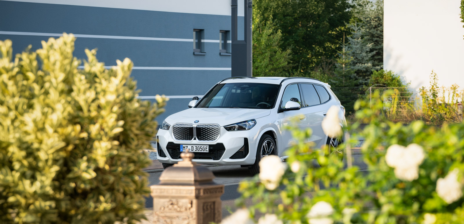 Weißer BMW SUV in blühender Landschaft