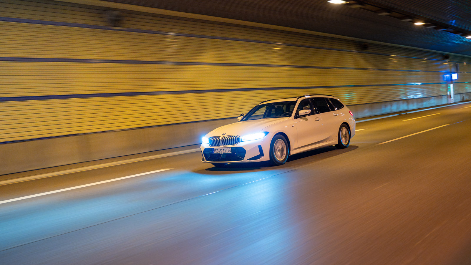 Weißer BMW in beleuchtetem Tunnel