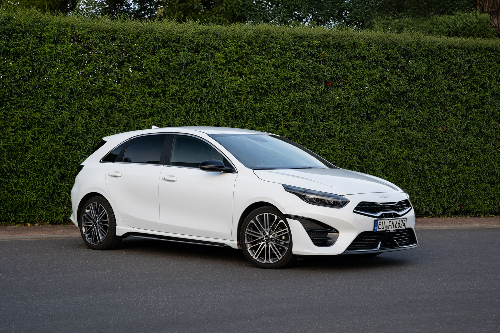 Weißer Kia Ceed GT-Line