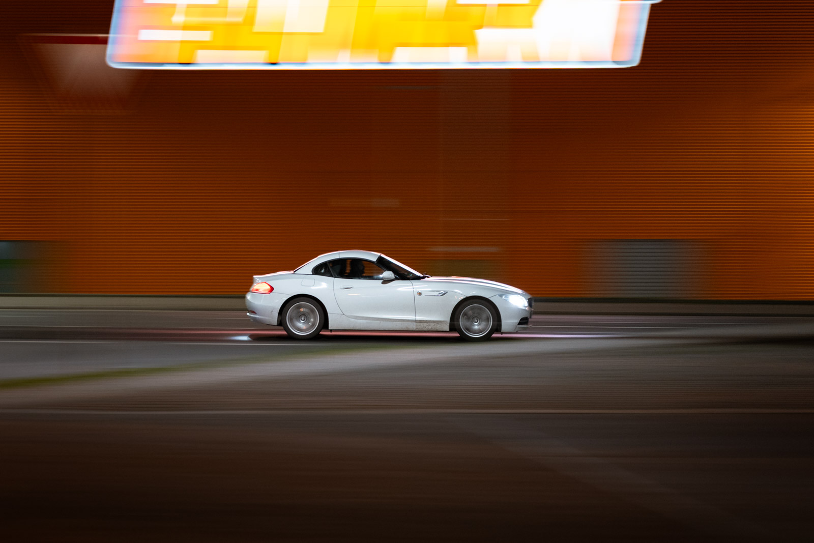 Sportwagen in Bewegung als Panning-Shot