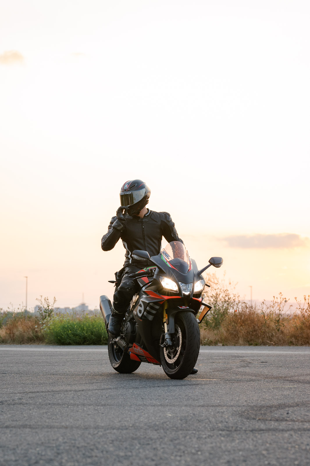 Aprilia RSV4 Superbike bei Sonnenuntergang