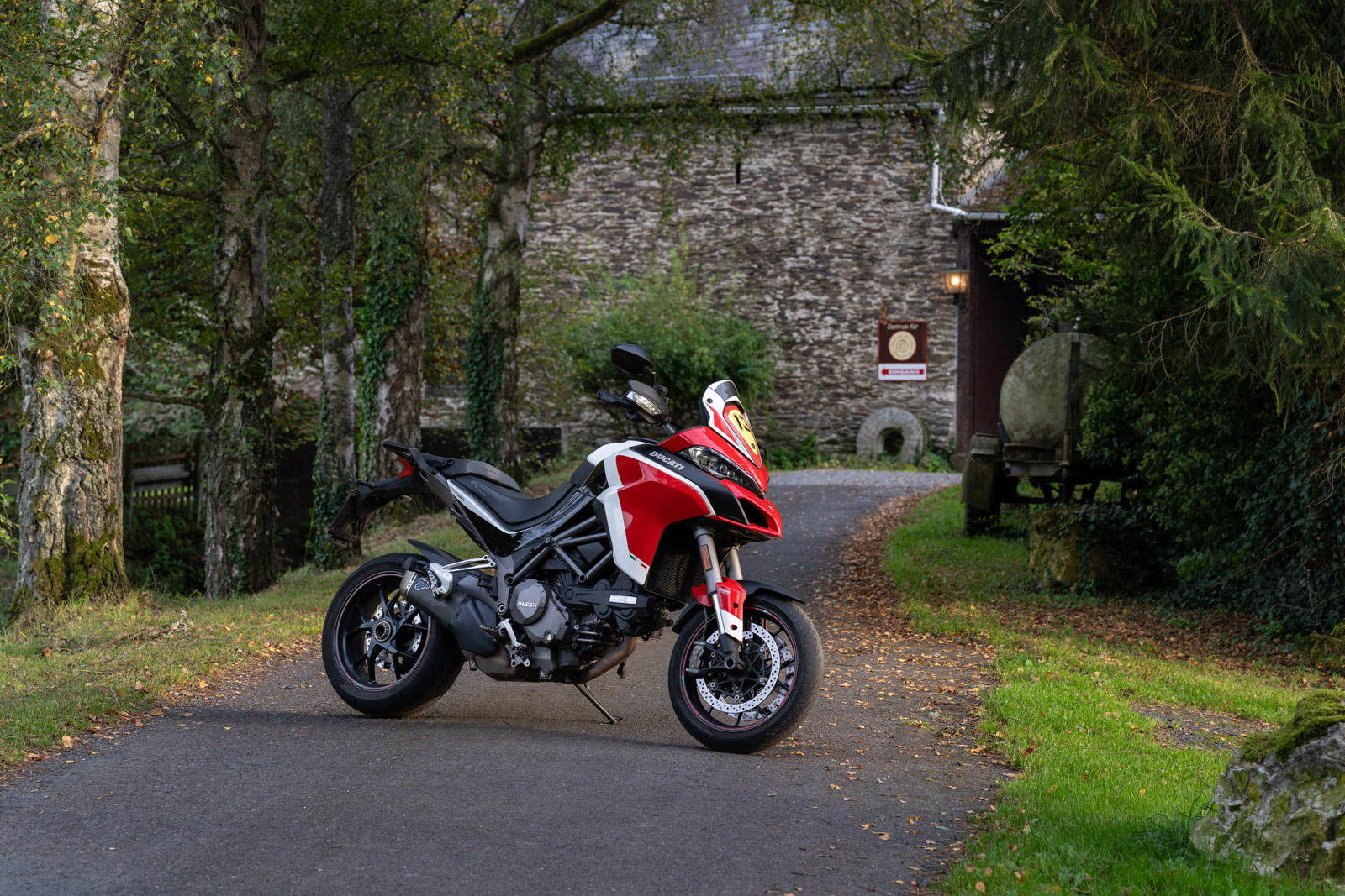 Ducati Motorrad in mystischer Lichtstimmung