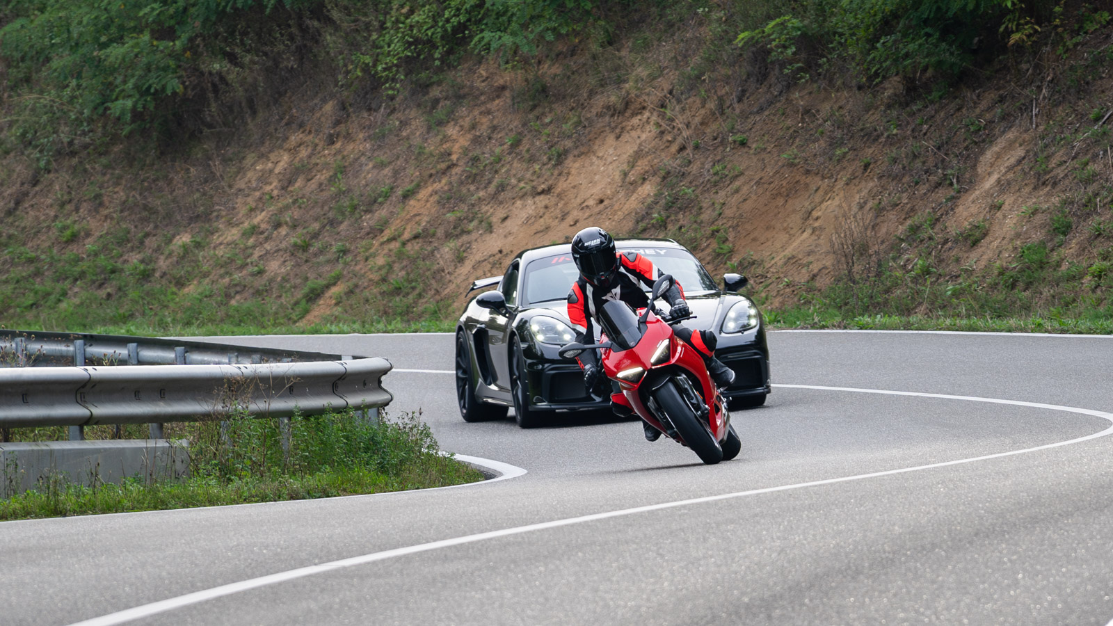 Ducati Motorrad neben Porsche Sportwagen