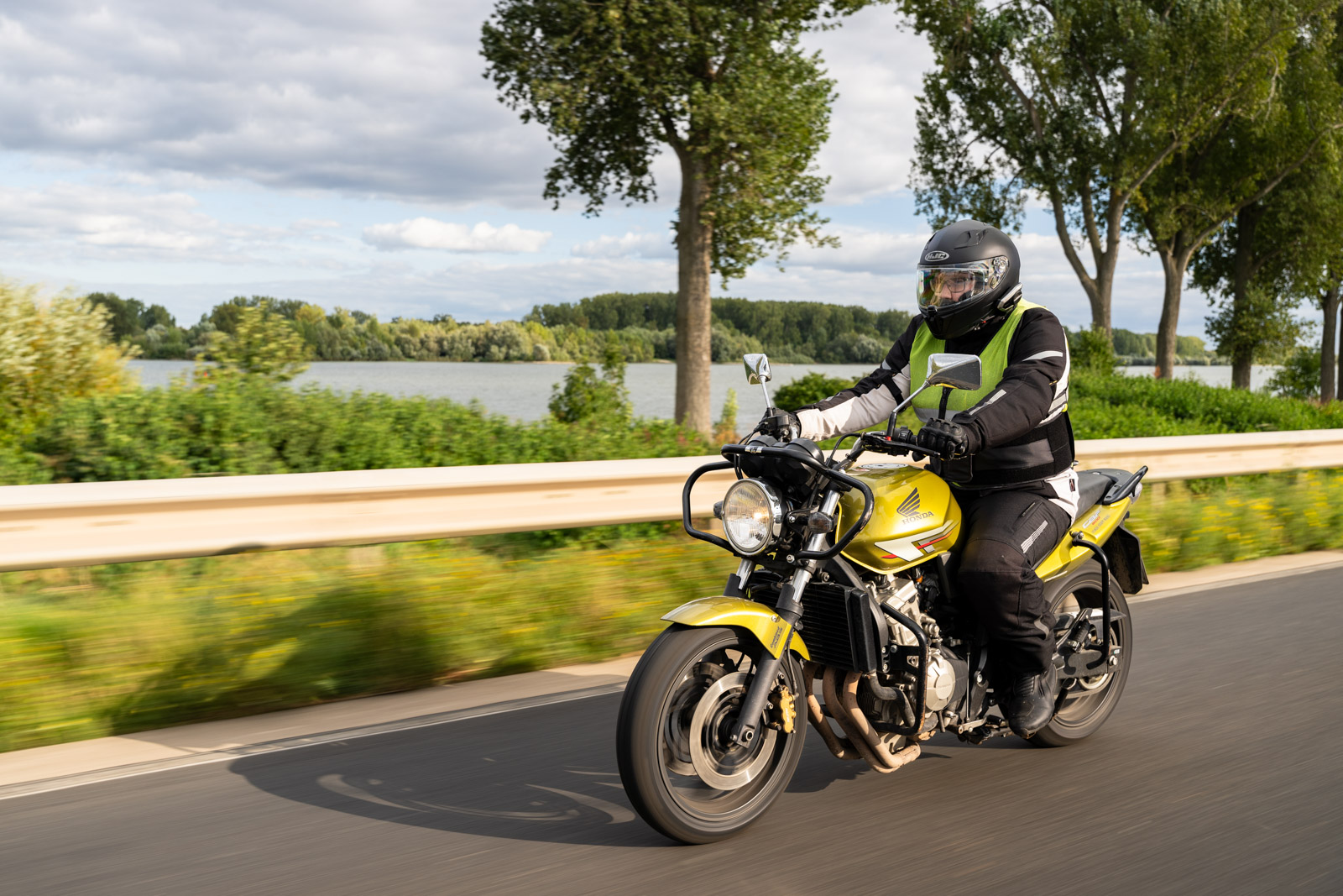 Honda Fahrschulmotorrad in dynamischer Fahrt