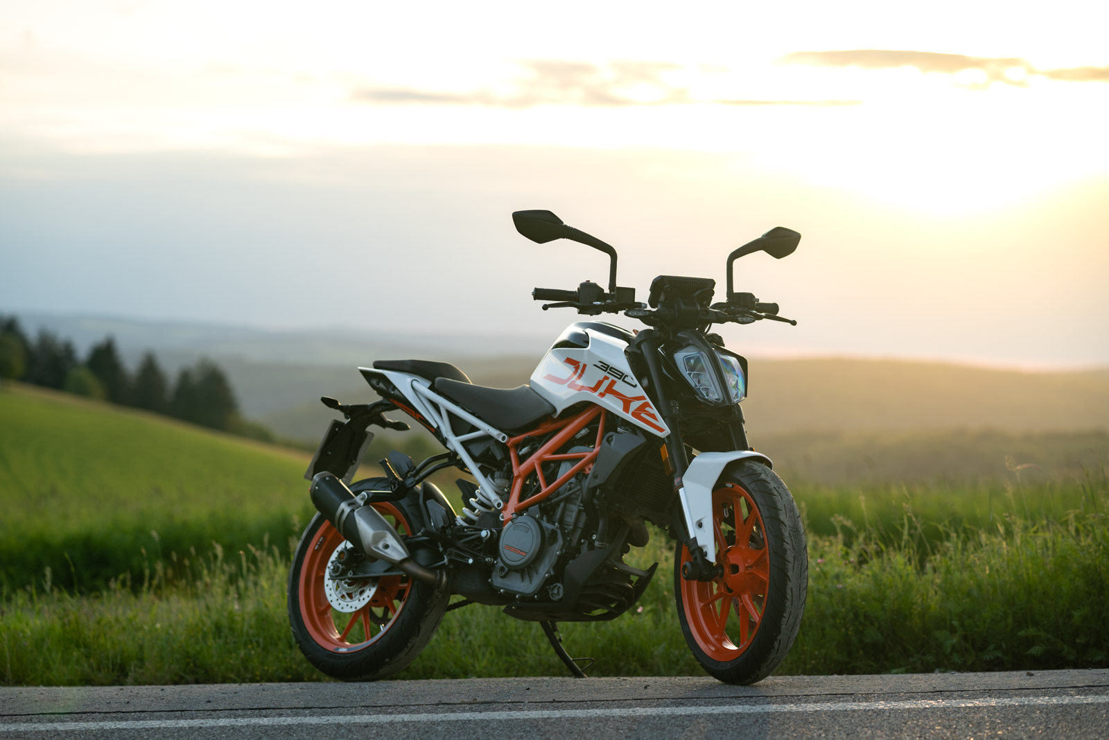 KTM Duke 390 am Berg bei Sonnenuntergang