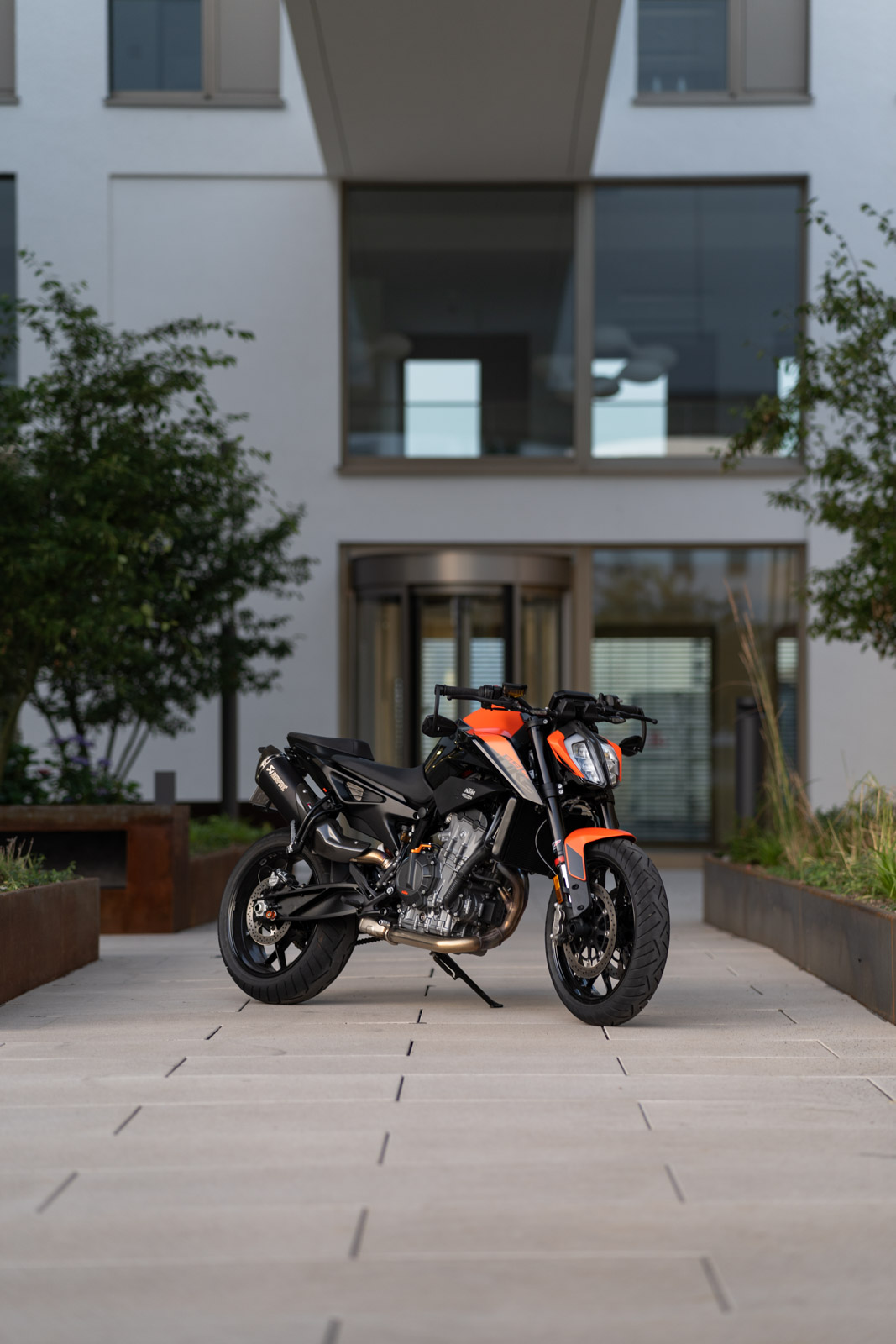 KTM Duke 890 vor modernem Bürogebäude