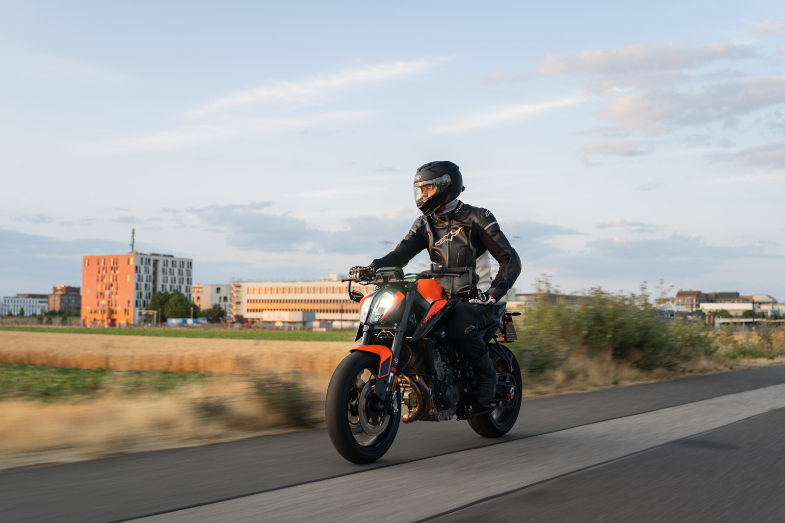 KTM Duke 890 in dynamischer Fahrt