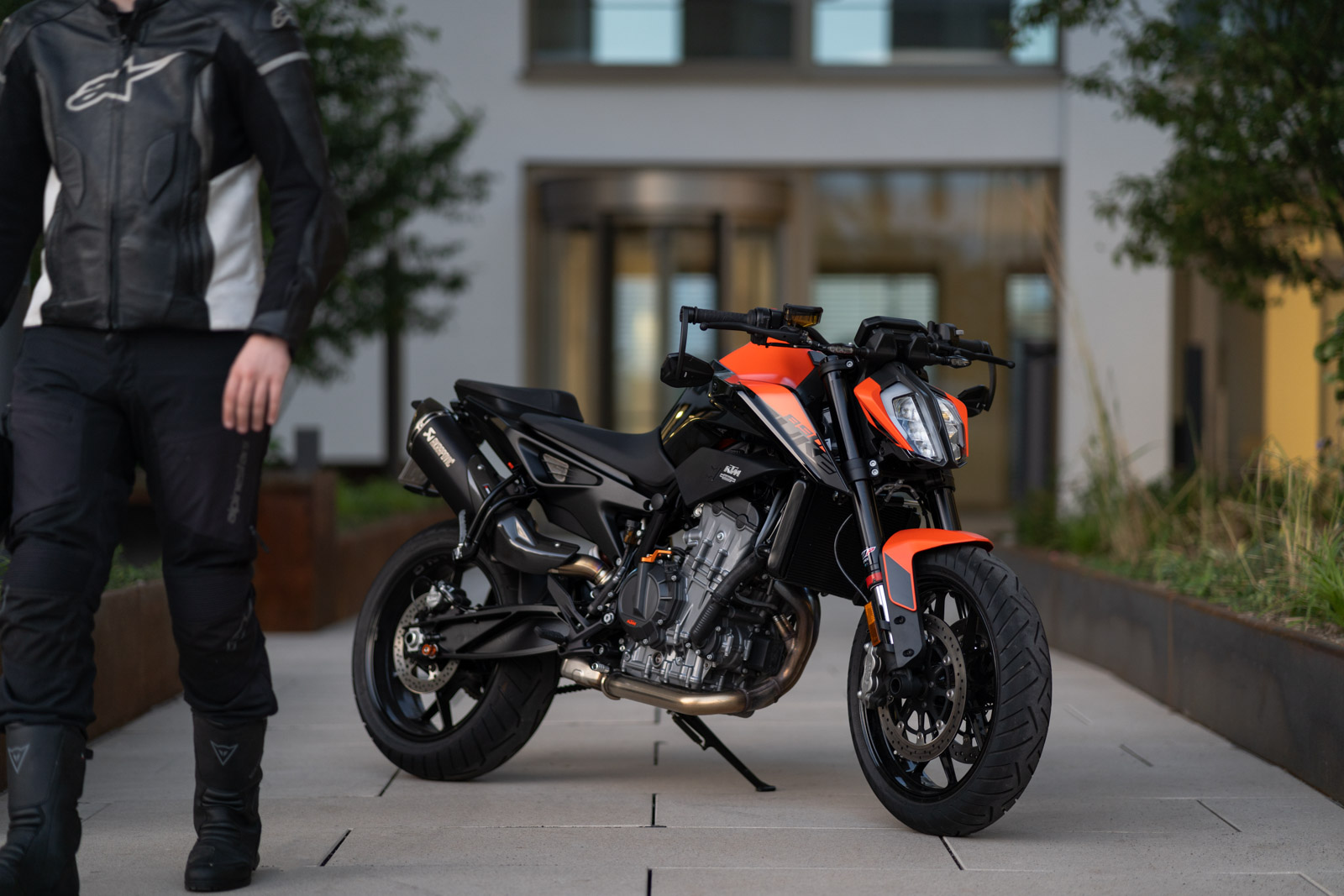 Fahrer neben seiner KTM Duke 890