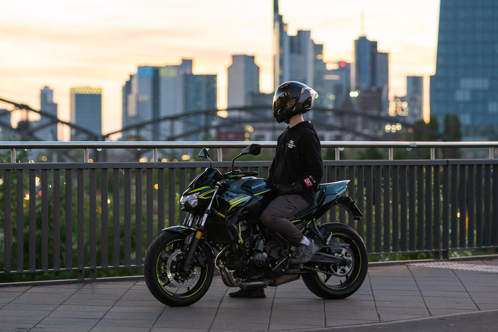 Kawasaki Motorrad vor Frankfurter Skyline