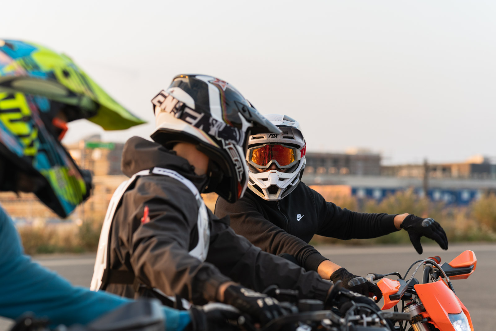Nahaufnahme einer Gruppe geparkter Motorräder