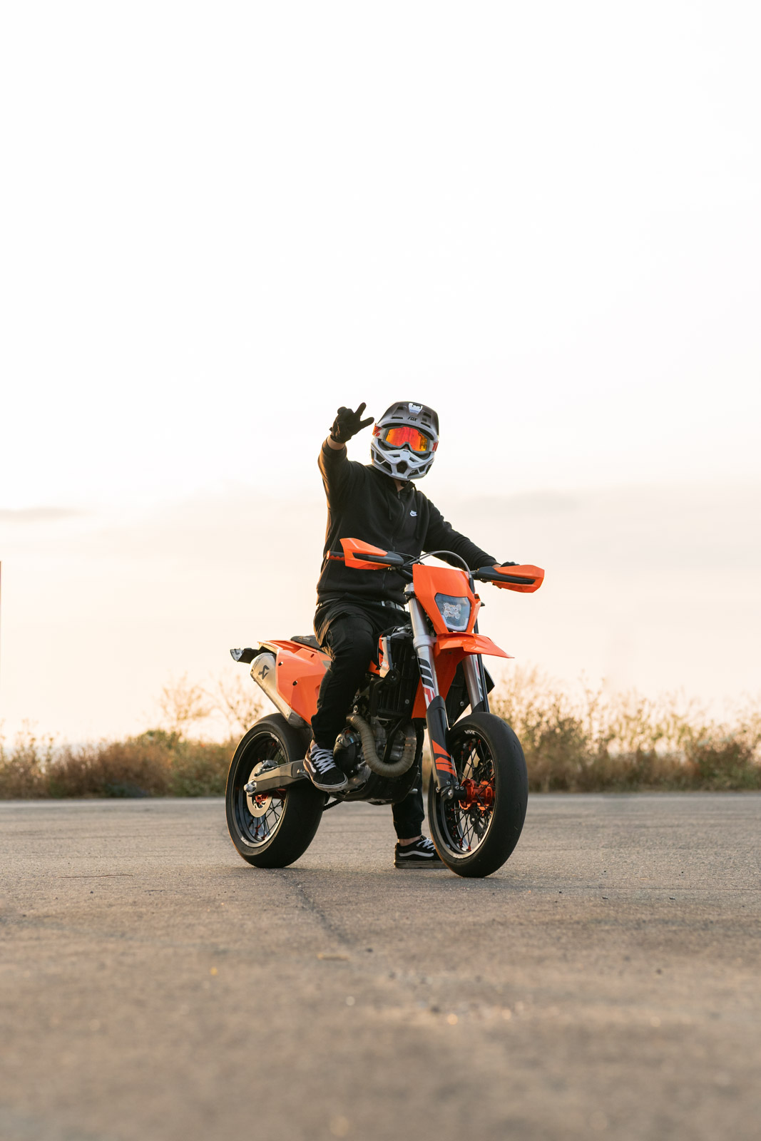 Motorrad in Szene gesetzt bei Sonnenuntergang
