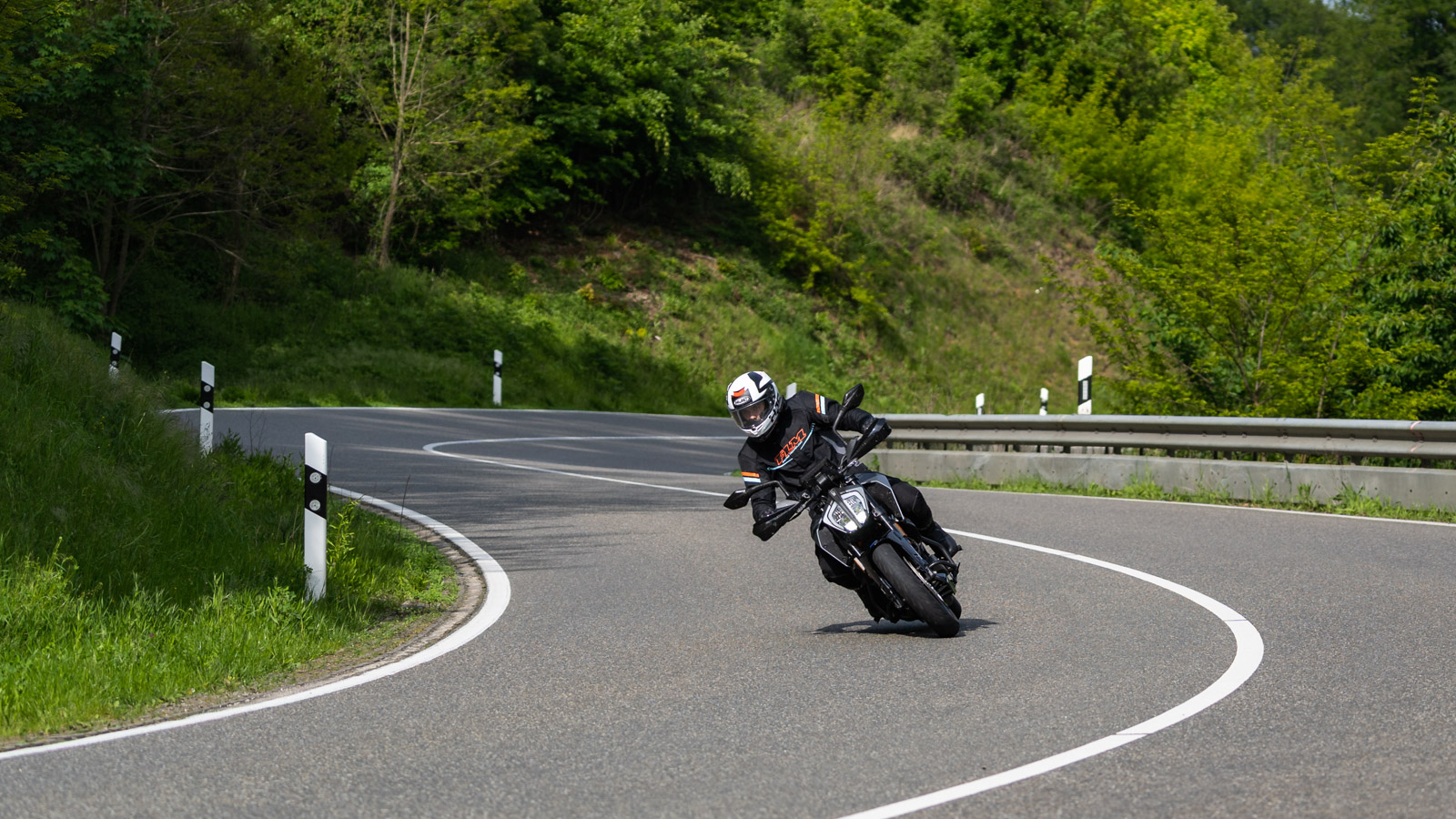 Motorrad in Schräglage in Taunus-Kurve