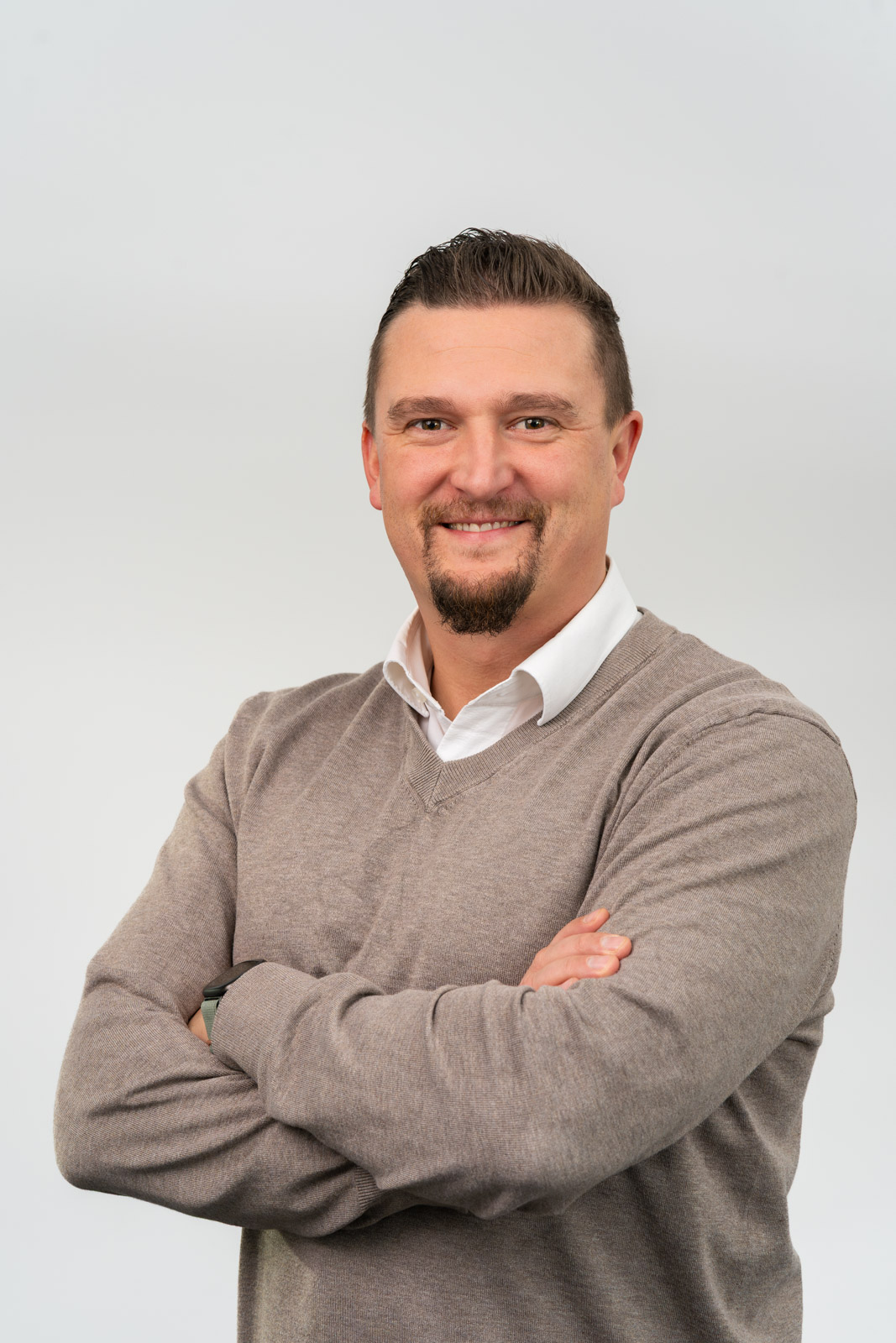 Studio-Porträt eines Mitarbeiters im Business-Stil