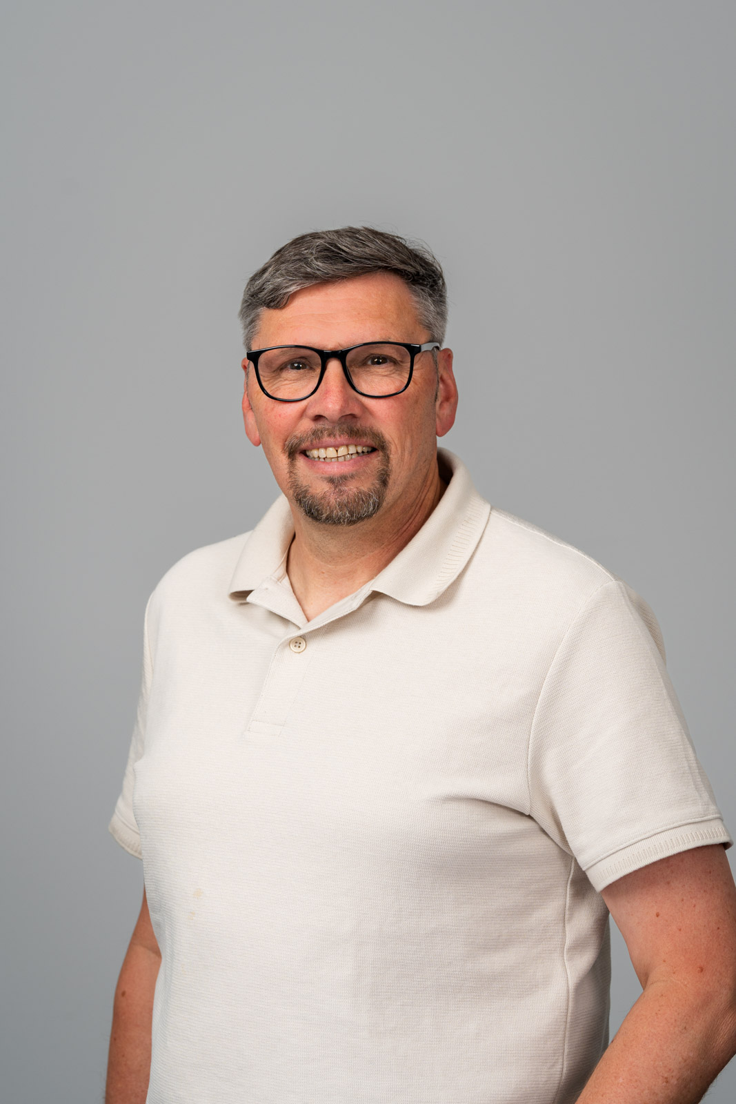 Mitarbeiter-Porträt eines Mannes vor neutralem Hintergrund