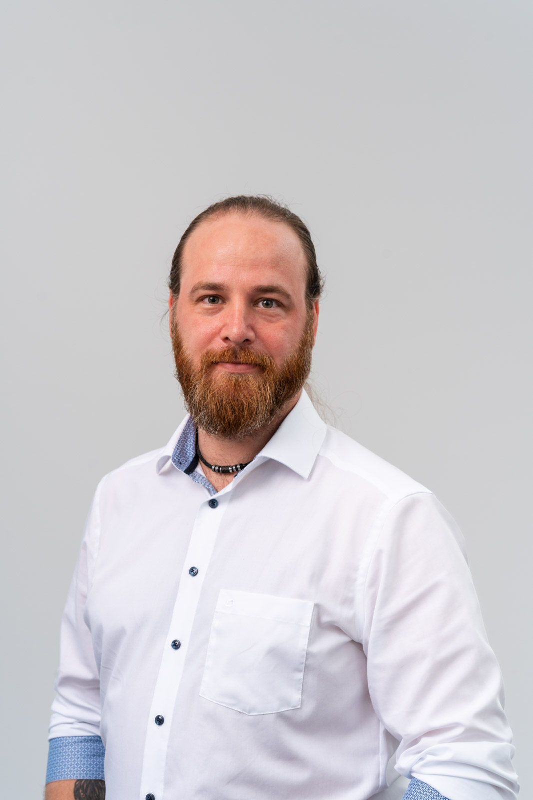 Business-Porträt eines Mitarbeiters im Studio