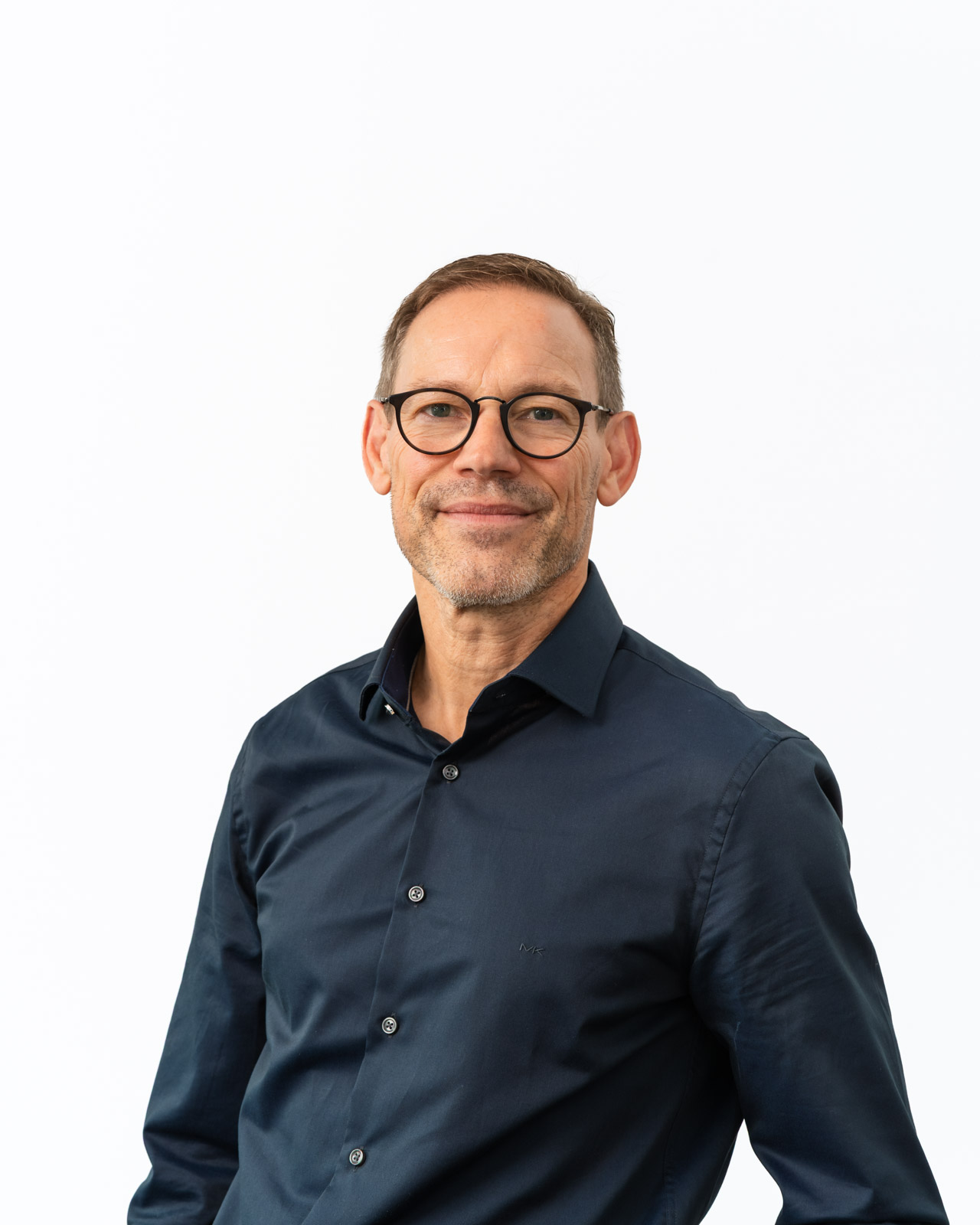 Studio-Porträt eines Mannes vor grauem Hintergrund