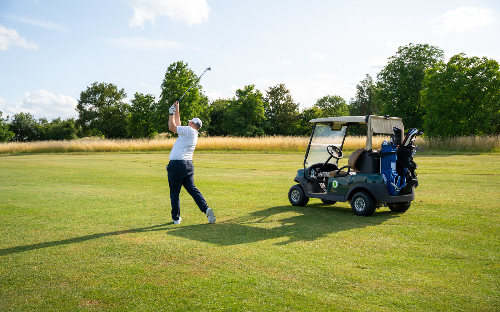 Golfer im Golfcart auf dem Golfplatz