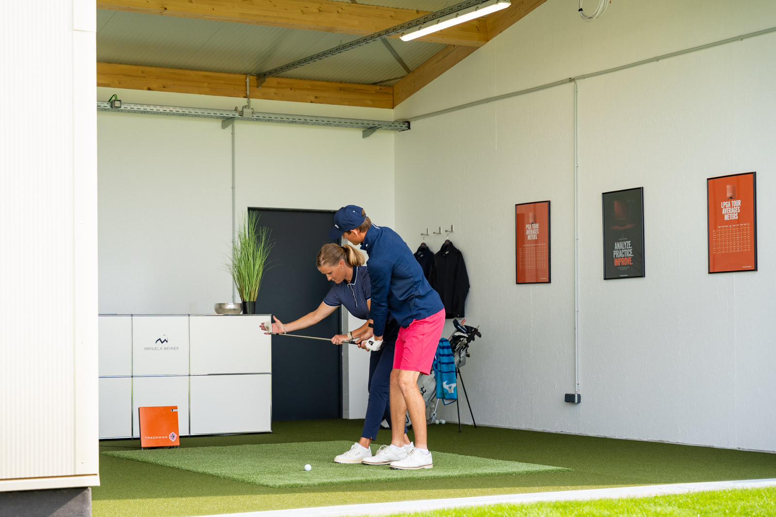 Golfer in der Trainerstunde mit Golflehrer