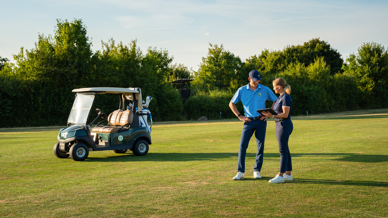 Golfer bei der Schwunganalyse-Besprechung