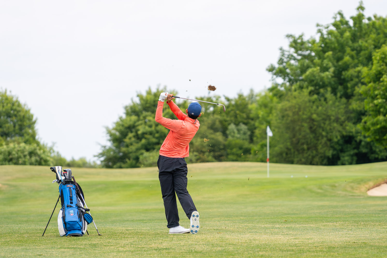 Golfer beim Pitch zur Annäherung ans Grün