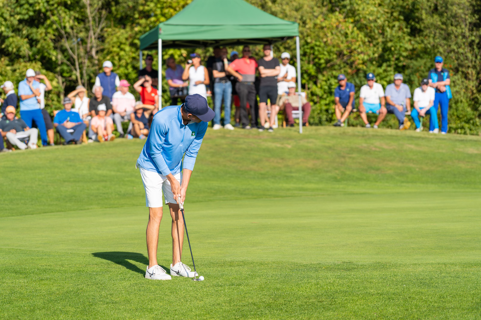 Golfer auf dem Grün beim Turnier