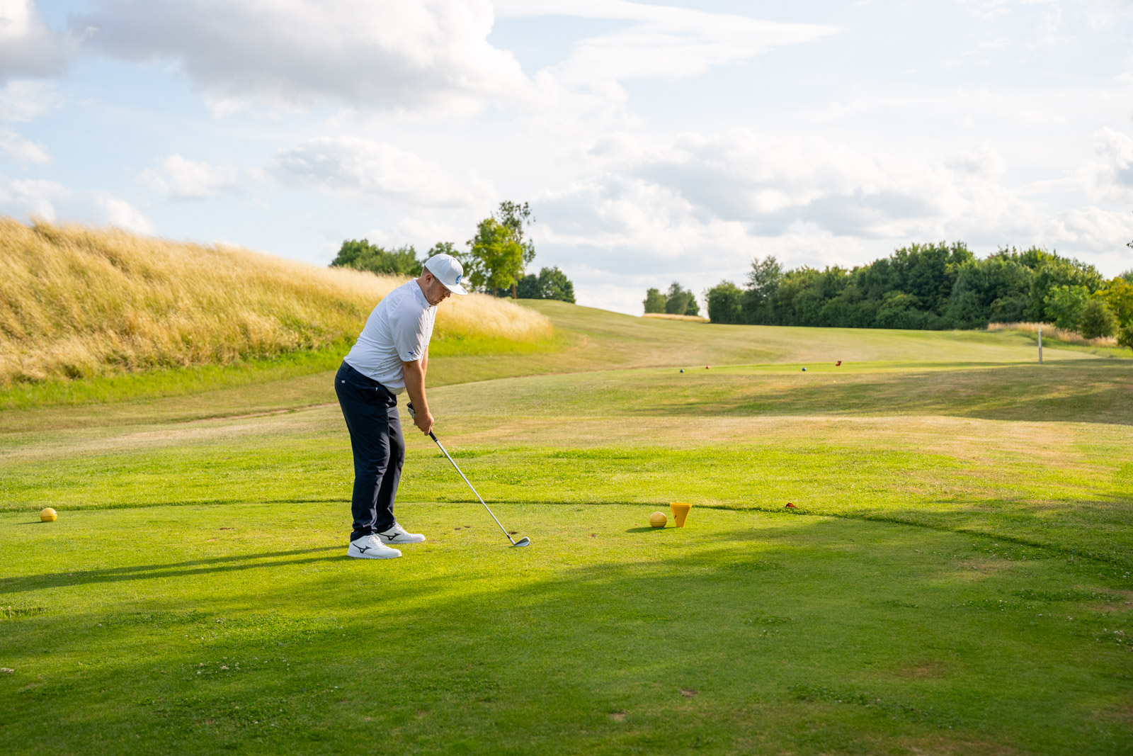 Golfer beim Abschlag vom Tee