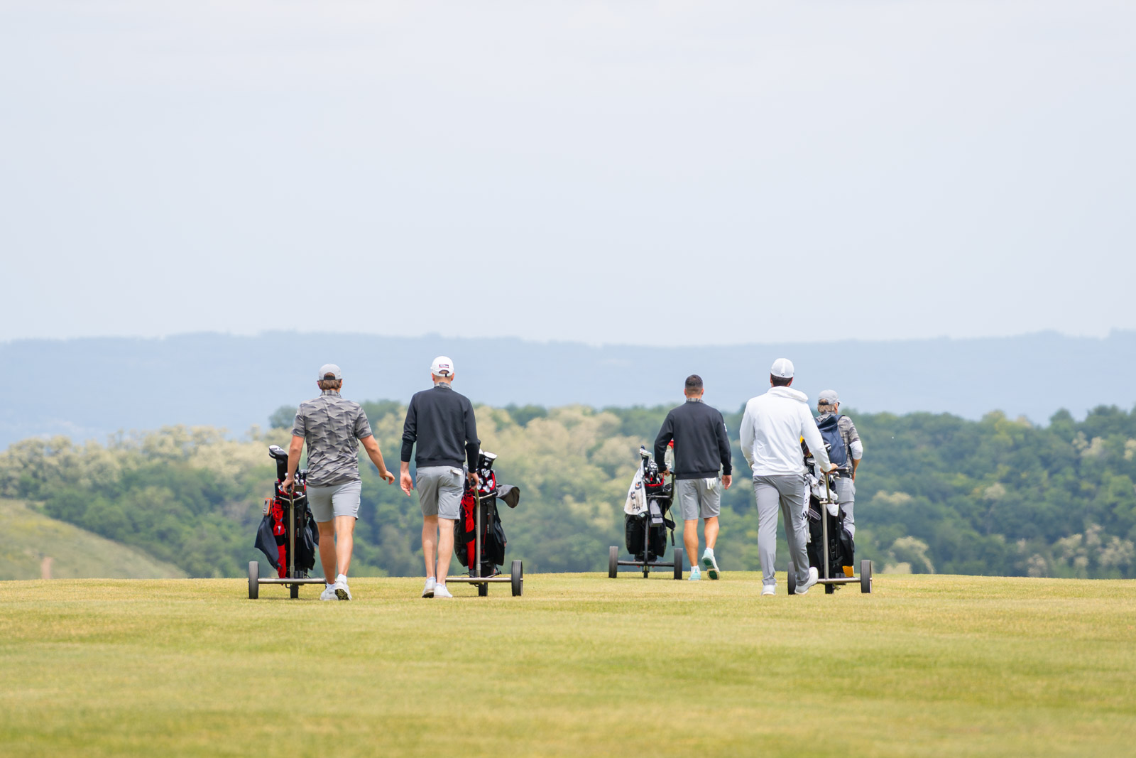 Gruppe von Golfern auf dem Fairway
