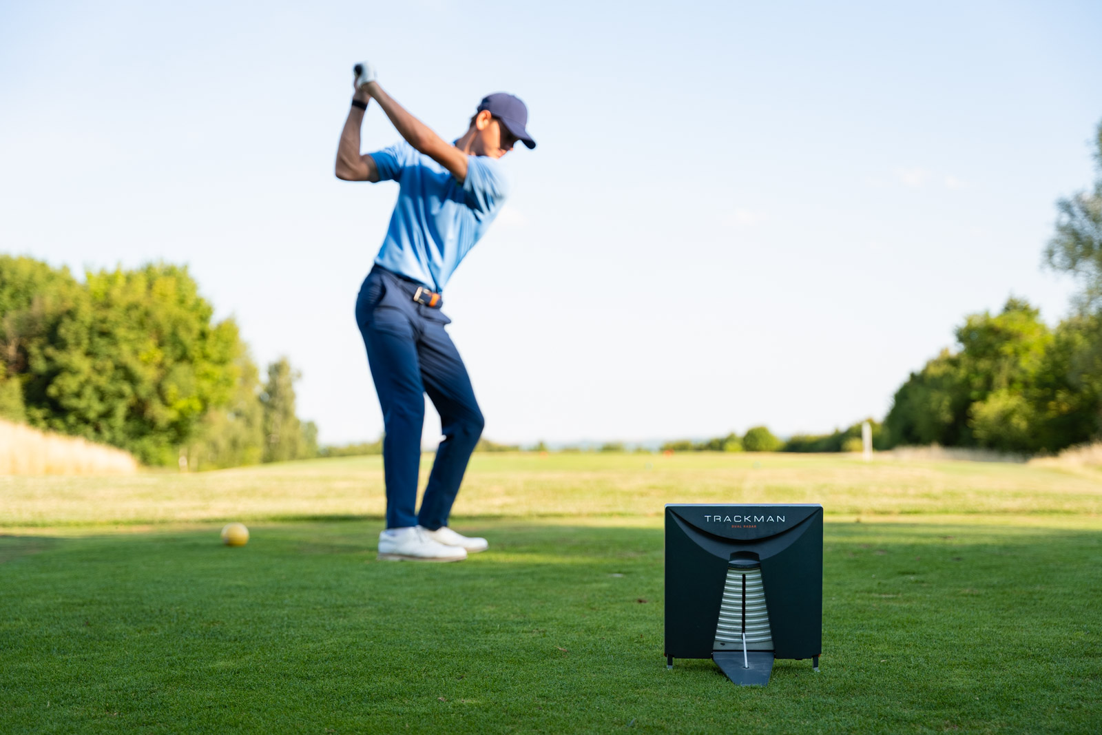 Golfer mit Trackman-Analyse auf dem Platz