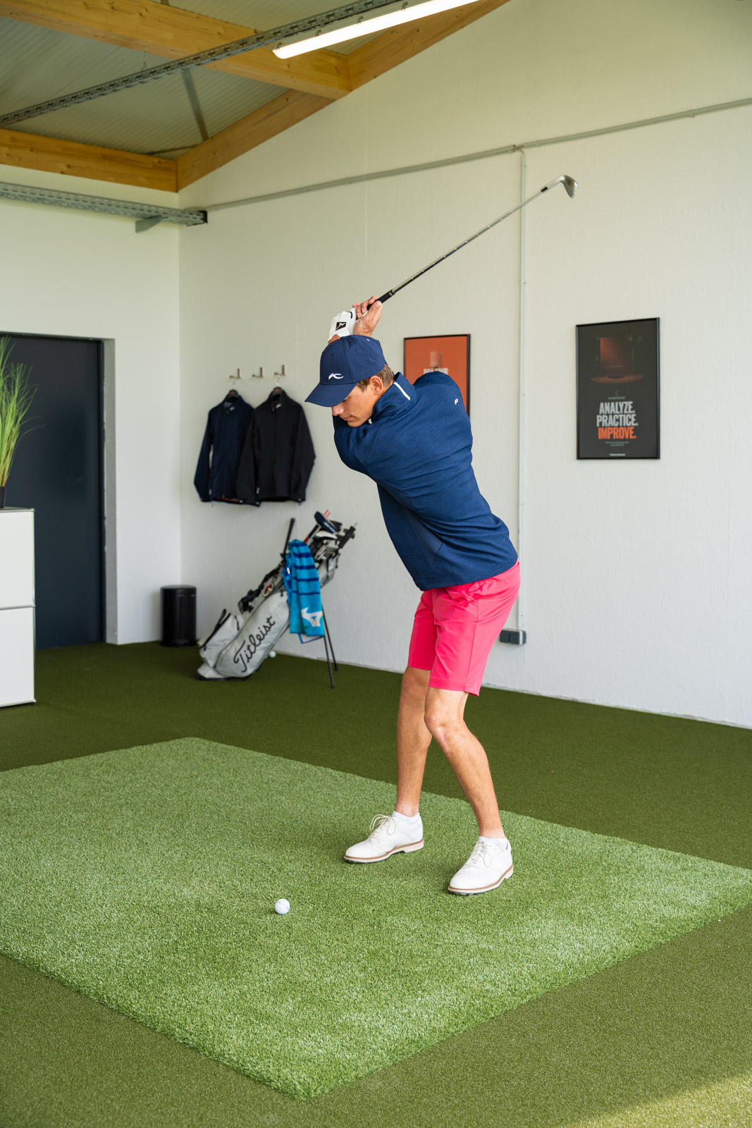 Golfer in der Trainingsbox der Driving Range